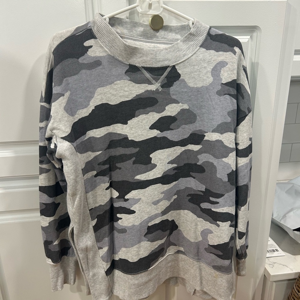 Women’s XS Camouflage crew neck sweatshirt oversized with side slits